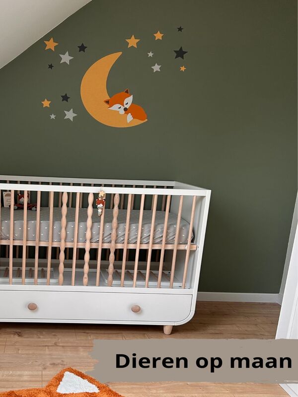 Luxe behang muurstickers babykamer. Een maan met schattige dieren.